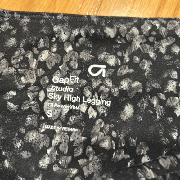 Gap fit studio sky high leggings size small good condition- like new - Picture 4 of 4